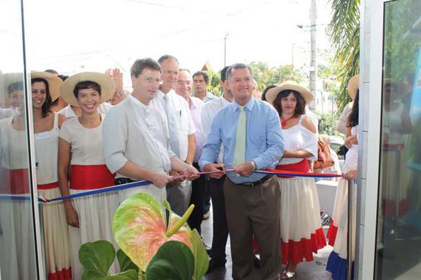 Inauguration du bureau de Poste du Tampon en présence de  Thierry Crop, directeur général de La Poste de La Réunion, Michel Esther-Lingot, secrétaire général de la sous-préfecture de Saint-Pierre, et de Paulet Payet, Maire du Tampon
