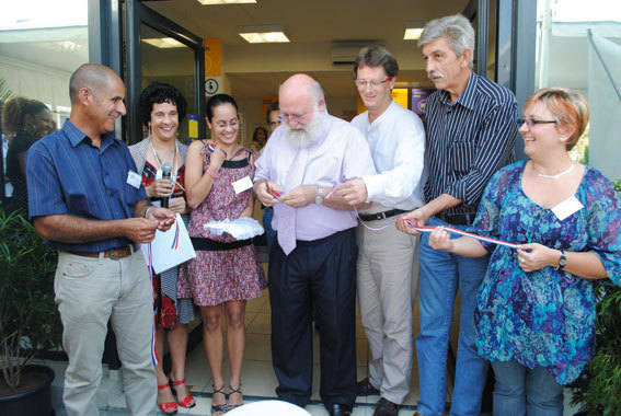De gauche à droite: François Grondin, guichetier, Liliane Rivière, directrice de La Poste de Saint-Joseph, Claudia Lefèvre, conseillère bancaire, Christian Landry, 1er adjoint au Maire de Saint-Joseph, Thierry Crop, directeur de La Poste de La Réuni