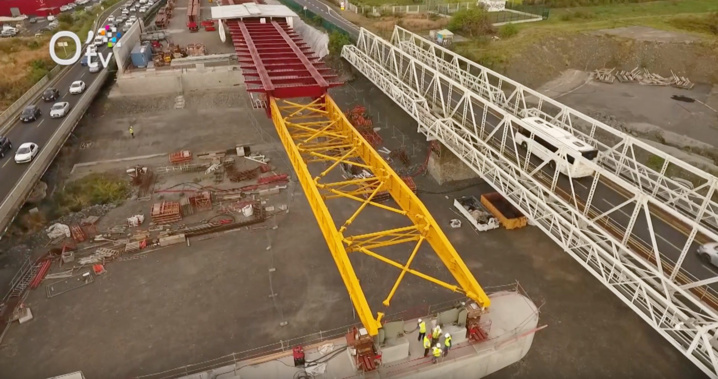 Le chantier du pont de la rivière des Galets Le chantier du pont de la rivière des Galets