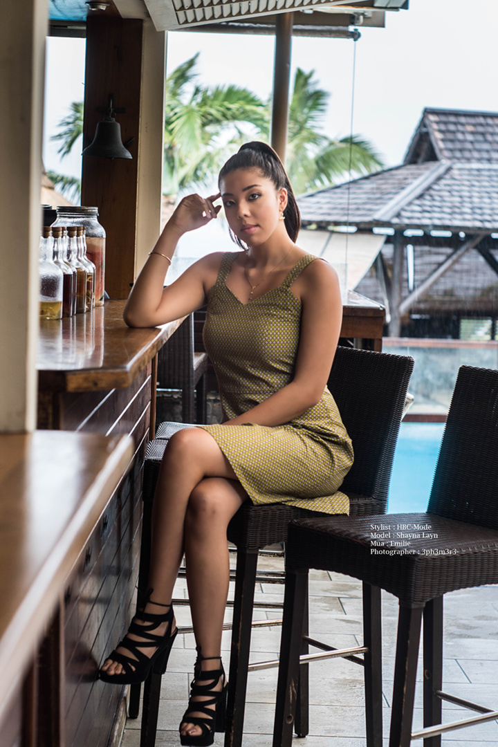 Shayna : gendarme ou hôtesse de l'air ? Shayna : gendarme ou hôtesse de l'air ?