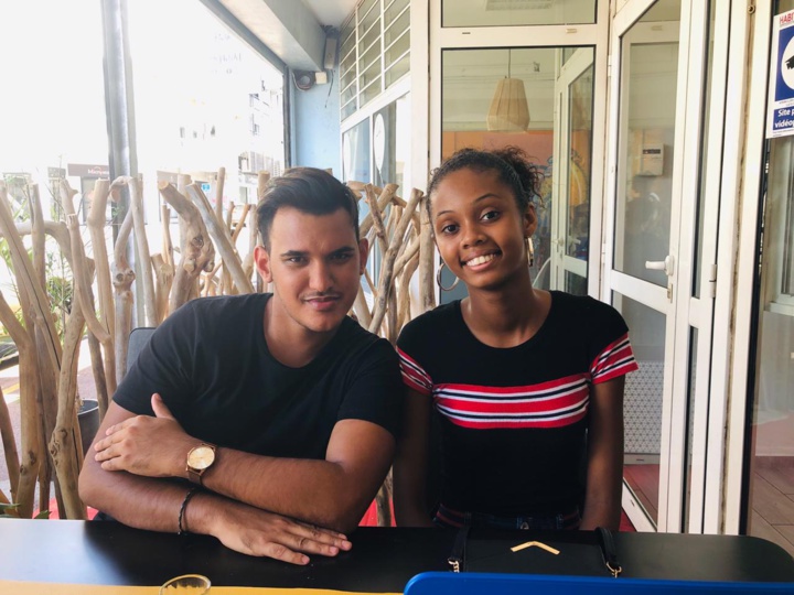 Camille en compagnie de Laurent l'animateur d'NRJ Réunion Camille en compagnie de Laurent l'animateur d'NRJ Réunion