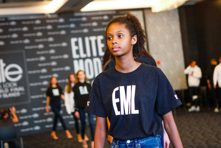 Camille, très concentrée apprend à défiler Camille, très concentrée apprend à défiler