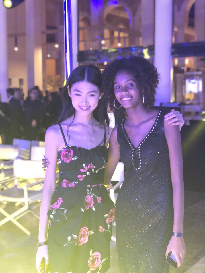 Wen Di, la chinoise, grande gagnante du concours et Camille qui elle aussi a remporté un contrat Wen Di, la chinoise, grande gagnante du concours et Camille qui elle aussi a remporté un contrat