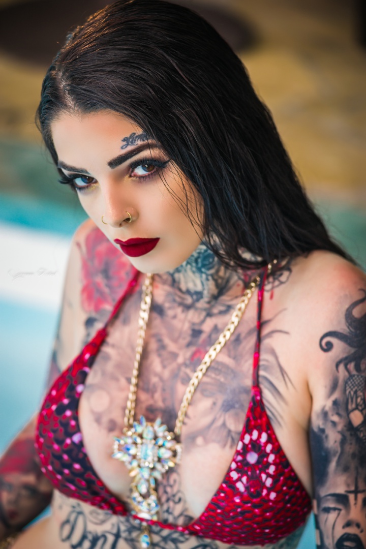 Mia Dolls, la Réunionnaise tatouée à 80% Mia Dolls, la Réunionnaise tatouée à 80%