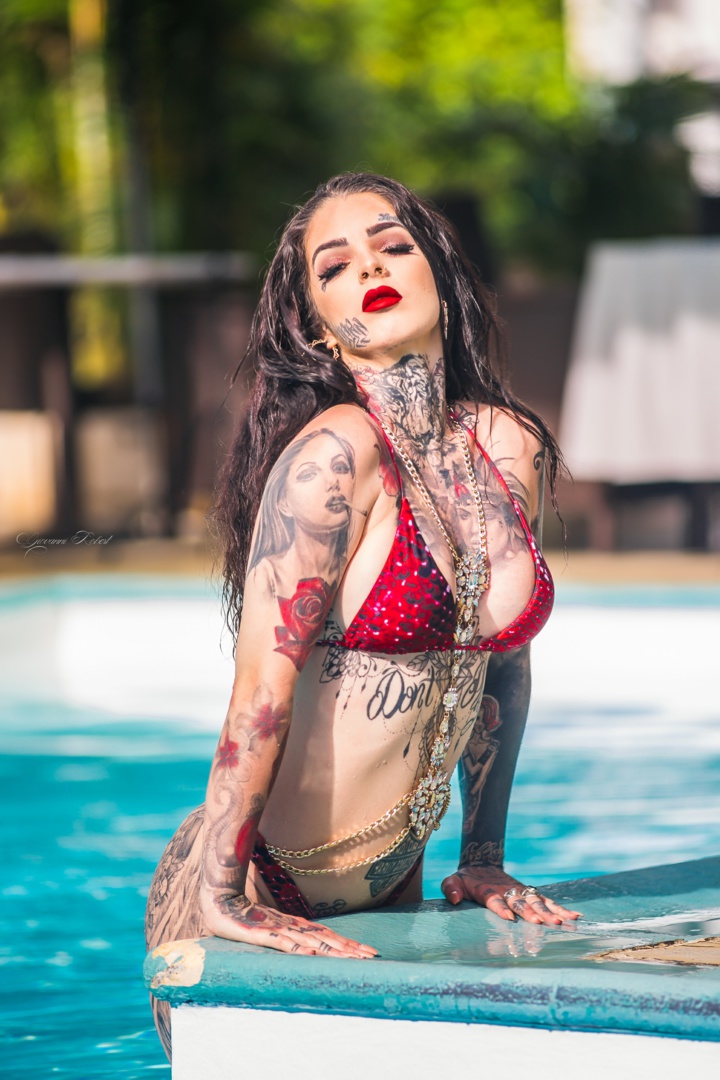 Mia Dolls, la Réunionnaise tatouée à 80% Mia Dolls, la Réunionnaise tatouée à 80%