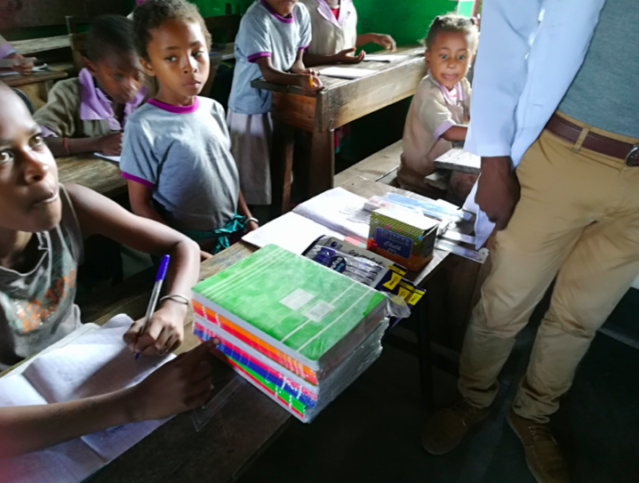 Notre gagnante a également participé à une distribution d'aide matérielle dans une école et auprès d'une association sportive Notre gagnante a également participé à une distribution d'aide matérielle dans une école et auprès d'une association sportive