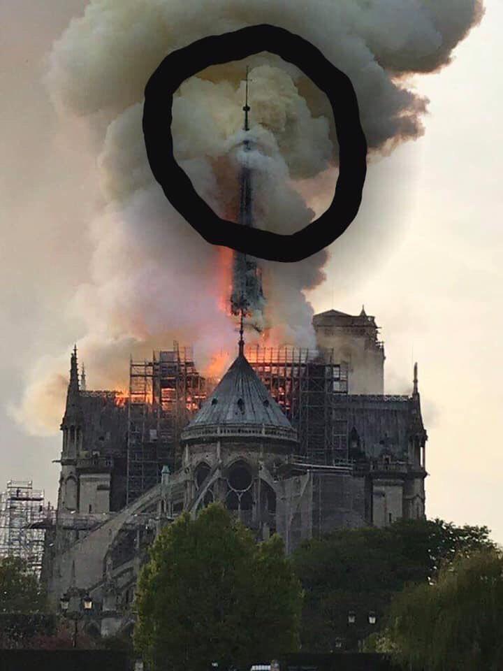 Quand l'Ange de fumée brise la flèche de Notre Dame