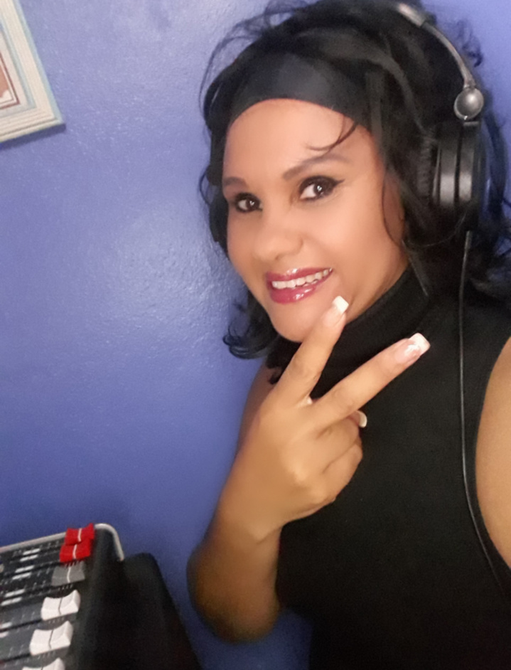 Sophie Ligdamis : une maman et mamie chanteuse comblée Sophie Ligdamis : une maman et mamie chanteuse comblée