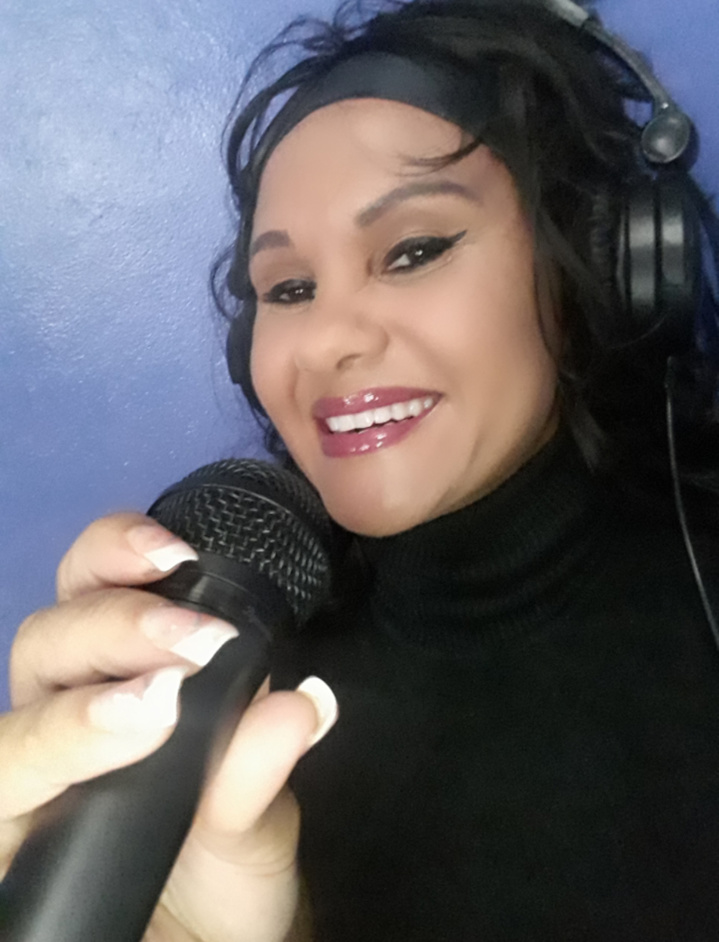 Sophie Ligdamis : une maman et mamie chanteuse comblée Sophie Ligdamis : une maman et mamie chanteuse comblée