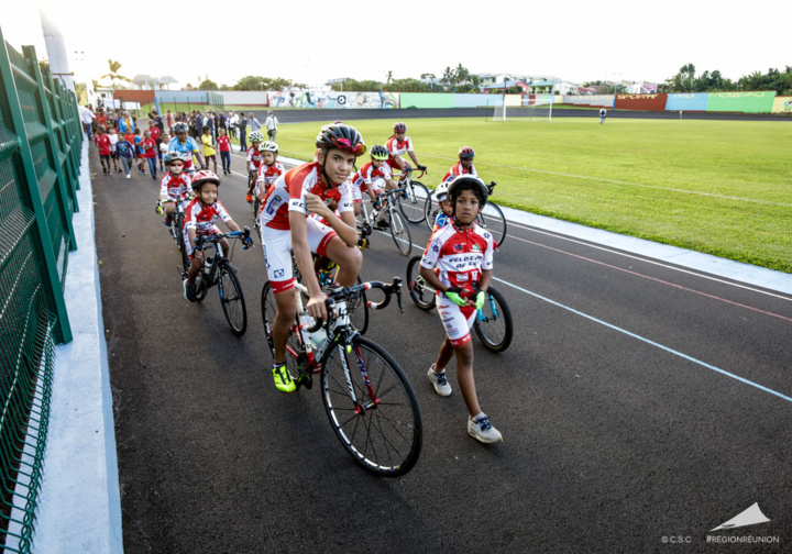 Passation de la flamme des JIOI entre la Réunion et l’île Maurice Passation de la flamme des JIOI entre la Réunion et l’île Maurice