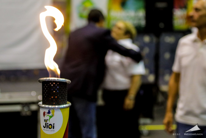 Passation de la flamme des JIOI entre la Réunion et l’île Maurice Passation de la flamme des JIOI entre la Réunion et l’île Maurice