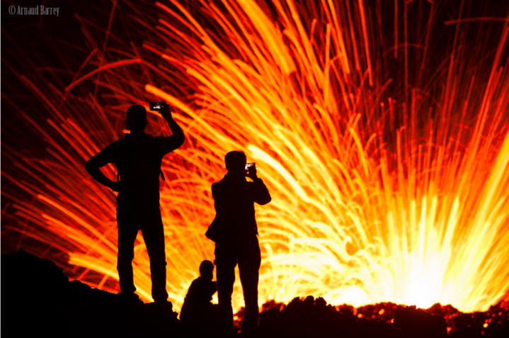 📷 Éruption : Des centaines de spectateurs dans l’enclos malgré l’interdiction 📷 Éruption : Des centaines de spectateurs dans l’enclos malgré l’interdiction