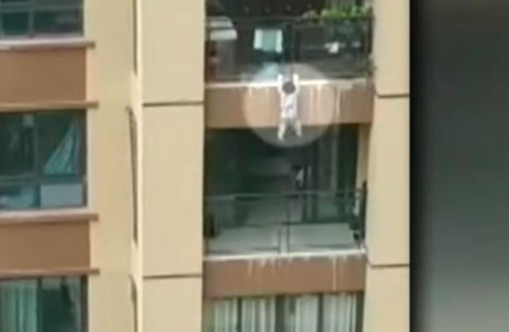 [VIDEO] Miraculé: un petit garçon chute de 5 étages et s'en sort indemne