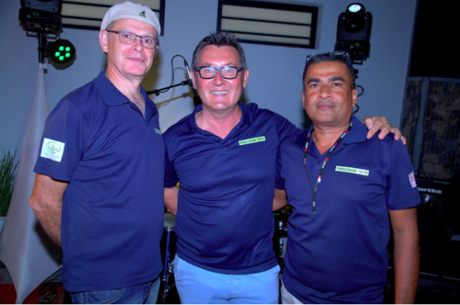 L'équipe de Précision Topo avec Xavier Robert Ingénieur Support et Formation, Fabien Lamagat Directeur et Pascal Mazaka Technicien SAV