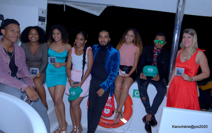 Samuel Narsou en veste bleue entouré des jeunes influenceurs locaux Samuel Narsou en veste bleue entouré des jeunes influenceurs locaux