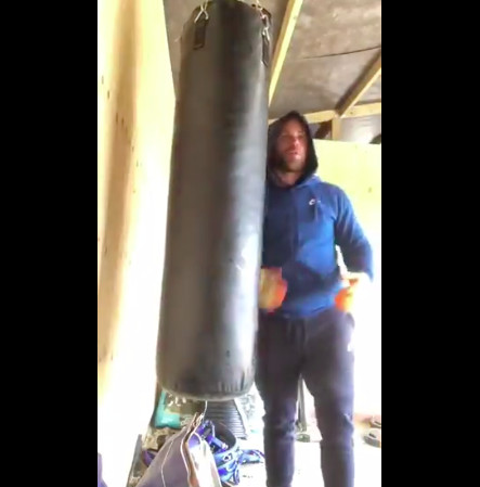 L'ignoble vidéo du champion de boxe : il explique comment frapper sa femme en confinement