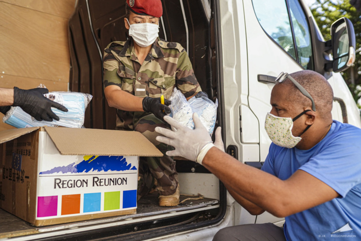 Remise de masques aux associations sociales et solidaires Remise de masques aux associations sociales et solidaires