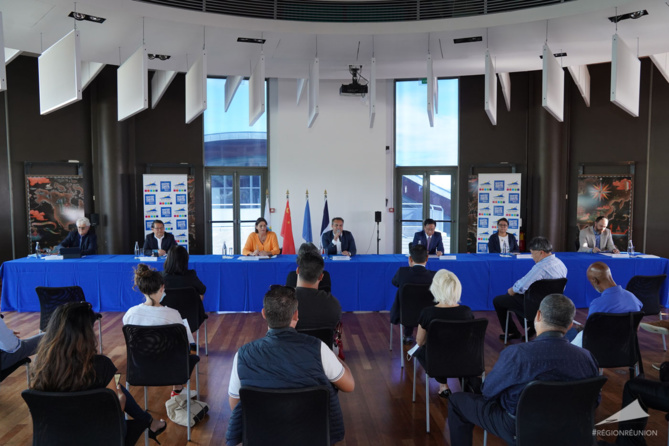 Réception de la première machine de production de masques pour La Réunion et réception de masques en provenance de Tianjin Réception de la première machine de production de masques pour La Réunion et réception de masques en provenance de Tianjin