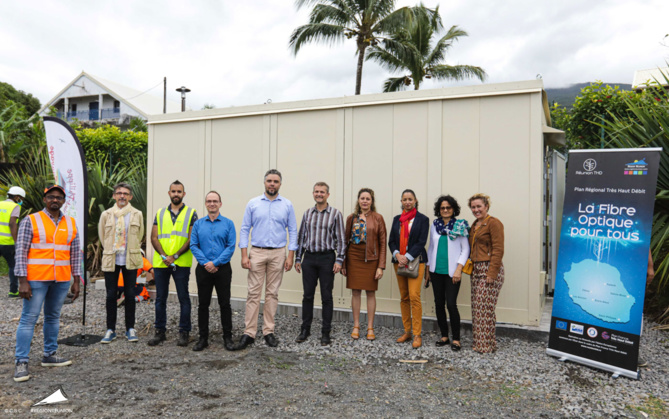 Pose du Nœud de Raccordement Optique (NRO) à Saint-Philippe Pose du Nœud de Raccordement Optique (NRO) à Saint-Philippe