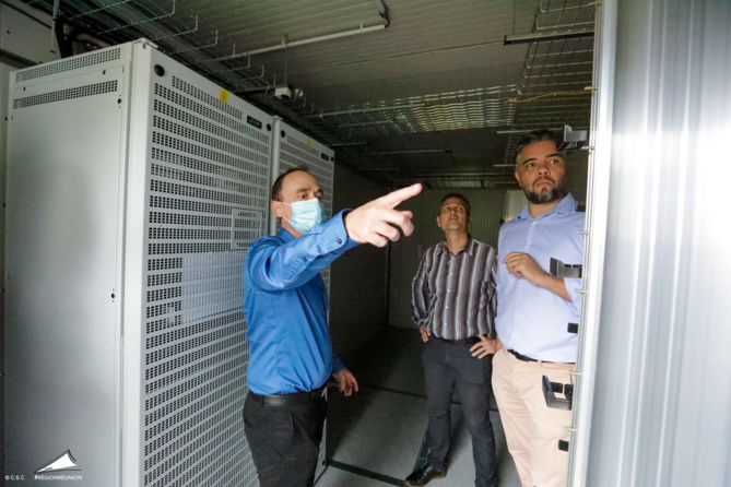 Pose du Nœud de Raccordement Optique (NRO) à Saint-Philippe Pose du Nœud de Raccordement Optique (NRO) à Saint-Philippe