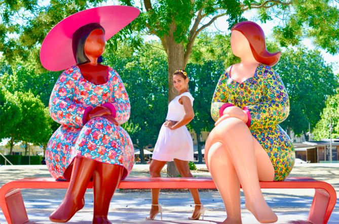 Asma Ayroles parmi les oeuvres de son mari, l'artiste Franck Ayroles Asma Ayroles parmi les oeuvres de son mari, l'artiste Franck Ayroles