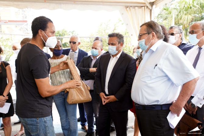 Signature d’accords-cadres entre la Région Réunion et les communes du Tampon et de Saint-Pierre Signature d’accords-cadres entre la Région Réunion et les communes du Tampon et de Saint-Pierre
