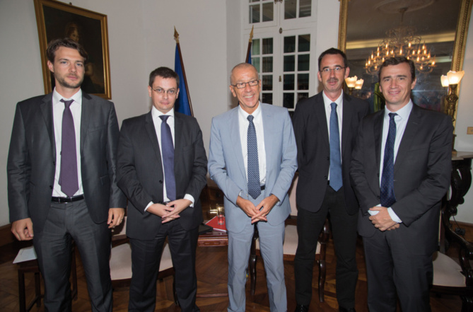 Vœux du préfet, Un moment toujours très solennel dans les somptueux salons de la préfecture. Une grande partie du corps préfectoral entourait Jean-Luc Marx qui a fait un véritable exposé, dossier de presse impeccable en mains. Questions, réponses, tout allait vite... Question buffet des sushis, des samoussas, des petits fours et deux beaux carries, petit champagne disponible...