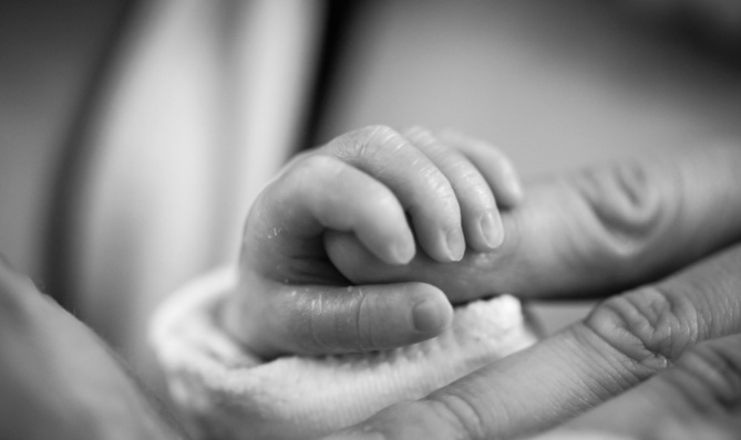 Greffée de l'utérus de sa mère, elle donne la vie Greffée de l'utérus de sa mère, elle donne la vie