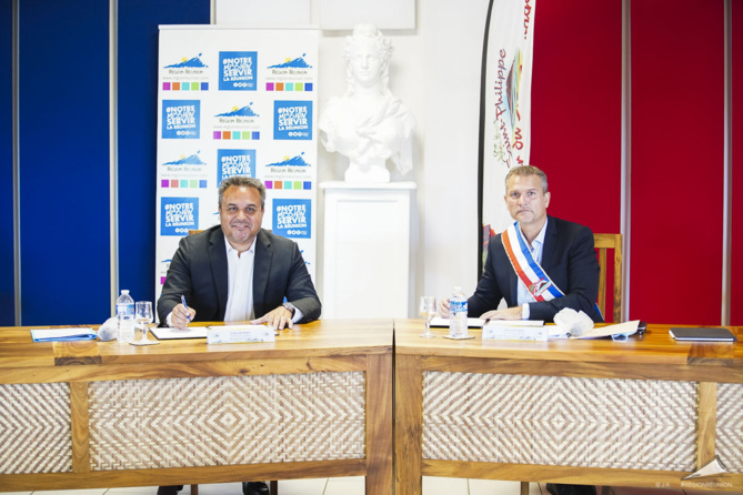 Signature de convention entre la Région et la commune de Saint-Philippe Signature de convention entre la Région et la commune de Saint-Philippe