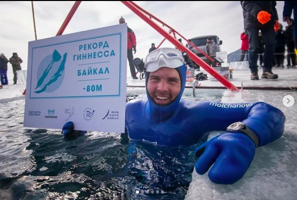 Record: il plonge à 80m en apnée sous un lac gelé