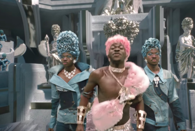 Lil Nas X choque avec son clip blasphématoire et ses baskets contenant du sang humain Lil Nas X choque avec son clip blasphématoire et ses baskets contenant du sang humain