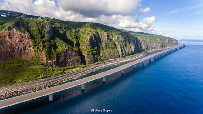Livraison du second viaduc de la Nouvelle Route du Littoral, le plus grand ouvrage en mer de France Livraison du second viaduc de la Nouvelle Route du Littoral, le plus grand ouvrage en mer de France