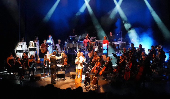 Didier Robert salue la performance des musiciens et du chef de l’Orchestre de la Région avec l’artiste Davy Sicard Didier Robert salue la performance des musiciens et du chef de l’Orchestre de la Région avec l’artiste Davy Sicard
