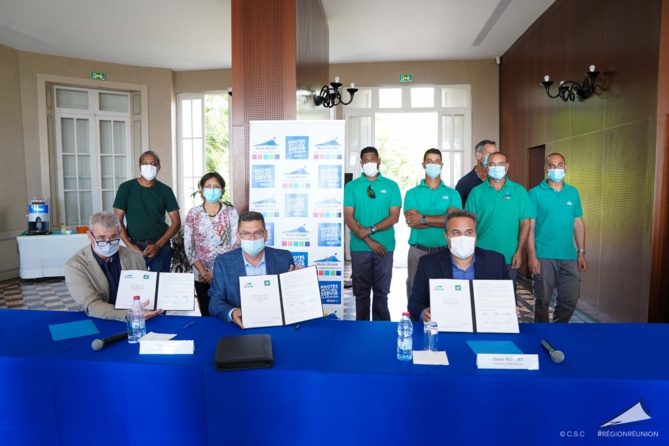 Didier ROBERT signe avec le Parc National une convention pour biodiversité à La Réunion