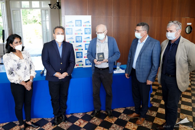 Didier ROBERT signe avec le Parc National une convention pour biodiversité à La Réunion