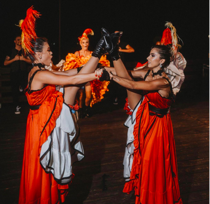 Plumes et sensualité: la Compagnie Fantasmagic prête à remonter sur scène Plumes et sensualité: la Compagnie Fantasmagic prête à remonter sur scène