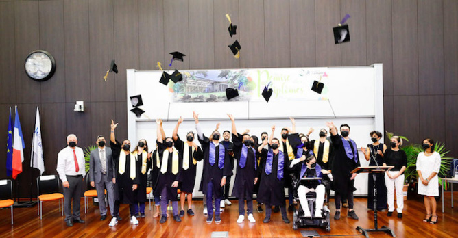 Remise des diplômes de la faculté des Sciences de l’Homme et de l’Environnement à la l’Université du Tampon Remise des diplômes de la faculté des Sciences de l’Homme et de l’Environnement à la l’Université du Tampon