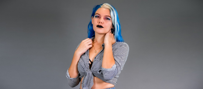 Estelle Lepinay, les cheveux bleus et alors? Estelle Lepinay, les cheveux bleus et alors?