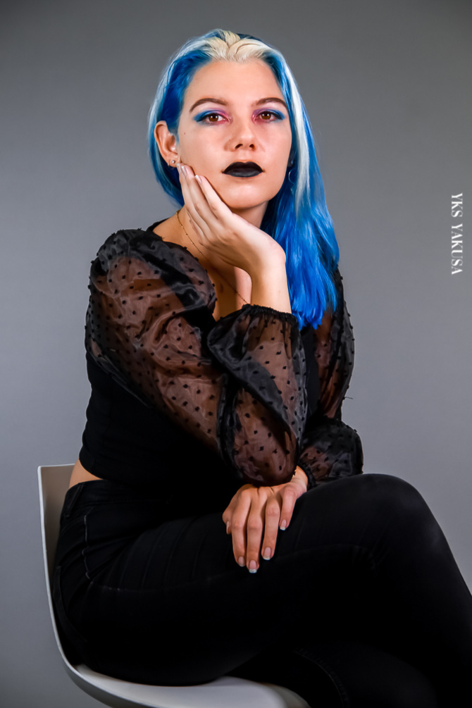 Estelle Lepinay, les cheveux bleus et alors? Estelle Lepinay, les cheveux bleus et alors?