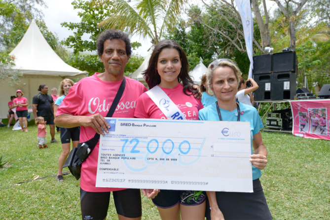 Miss Réunion 2013, Vanille M'Doihoma en compagnie de François Joron, parrain de l'évènement et de Nathalie Bourcier, présidente d'Odyssea.