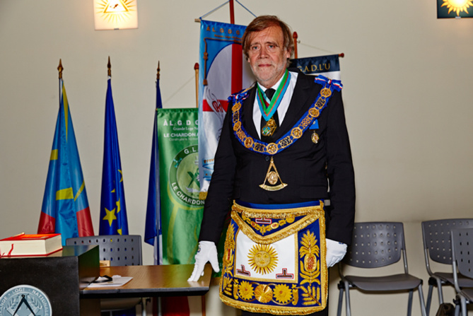 Jean-Pierre Servel en tenue maçonnique dans le temple de la GNLF Réunion à Sainte-Clotilde Jean-Pierre Servel en tenue maçonnique dans le temple de la GNLF Réunion à Sainte-Clotilde