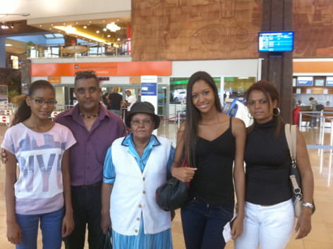 Raïssa à l'aéroport, accompagnée de ses parents, sa grand-mère et de sa soeur.