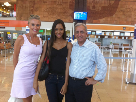 Raïssa à l'aéroport, accompagnée des représentants d' Elite Model Look Réunion, Catherine Ronin et Aziz Patel.