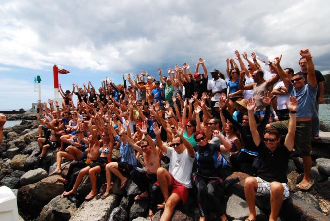 Record de chaîne humaine sous l'eau!