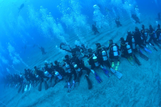 Record de chaîne humaine sous l'eau!