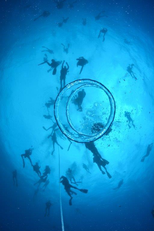 Record de chaîne humaine sous l'eau!