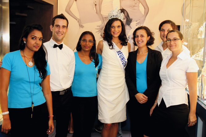 L'équipe des vendeuses d'OcéanOr en présence de Vanille M’Doihoma, Miss Réunion 2013,  et Bertrand Dones, responsable réseaux OcéanOr