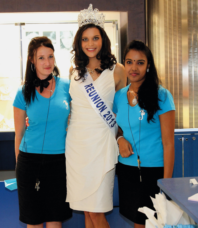 Ananda Fridman, et Julie Sheron, conseillères en vente  OcéanOr, en compagnie de Miss Réunion 2013