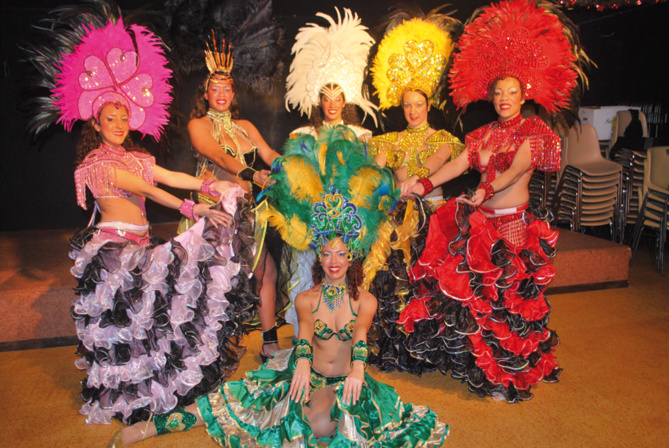 Ménina et son équipe présentent un spectacle haut en couleurs, ambiance assurée! Ménina et son équipe présentent un spectacle haut en couleurs, ambiance assurée!