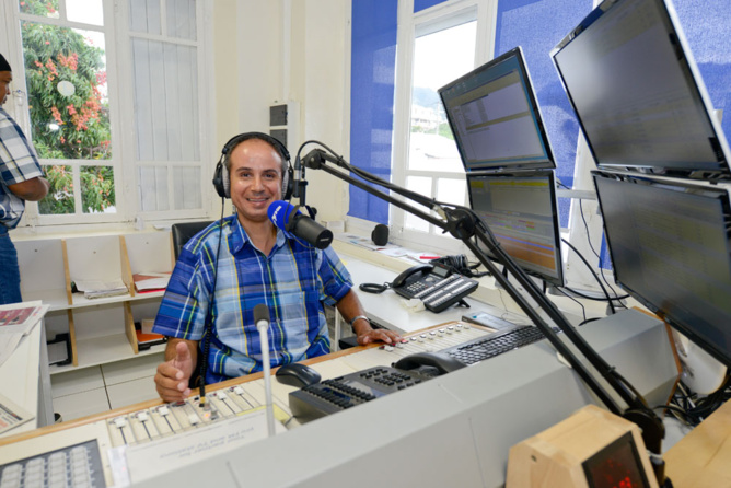 Bobby aux commandes... Etre à l'antenne est sa passion! Bobby aux commandes... Etre à l'antenne est sa passion!